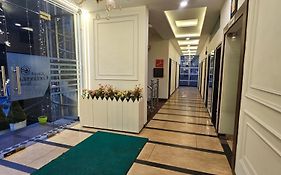 Hotel Kasauli View !! Balcony Rooms ! Terrace ! Restaurant ! Main Highway ! Garden !!